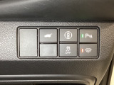 ハンドルの右側にHondaセンシング用のメインスイッチとパワーテールゲートスイッチがついています。パワーテールゲートスイッチは車内からでもテールゲートの開け閉めを電動でできます。