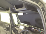 サンシェード内臓大型ルーフコンソールをオプション装備しています。停車時に使える日差しカットのサンシェードと、ティッシュ取り出し口がつくなど多様な収納ボックスがセットになった便利なルーフコンソールです。
