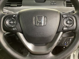 ハンドルにHondaセンシング系のクルーズコントロールやレーンキープアシストなどのスイッチと、オーディオの操作スイッチが装備されています。ハンドルから手を離さず安全に操作できます。
