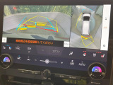 【パノラミックビューモニター】専用のカメラにより、上から見下ろしたような視点で360度クルマの周囲を確認することができます☆死角部分も確認しやすく、狭い場所での切り返しや駐車もスムーズに行えます。