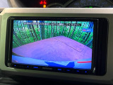 【バックカメラ】駐車時に後方がリアルタイム映像で確認できます。大型商業施設や立体駐車場での駐車時や、夜間のバック時に大活躍!運転スキルに関わらず、今や必須となった装備のひとつです!