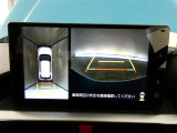 【全周囲モニター】車を上空から見下ろしたような映像をカーナビ画面に映し出し、車庫入れや縦列駐車をサポートしてくれます。