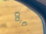 【ブラインドスポットインフォメーション】走行中、ドアミラーの死角になりやすい箇所に後続車が接近するとサイドミラー付近に警告を表示、ドライバーに注意喚起をしてくれます。