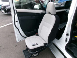 助手席スライドアップシート車!座ったまま乗り降り出来ます。もちろん電動ですしリモコン付き☆