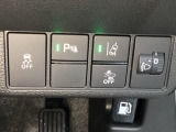 ハンドルの右側にはヘッドライトレベライザーとHondaセンシング用のメインスイッチがついています。ヘッドライトレベライザーは道路状況や積荷の加重に応じてライトの高さを調節できます。