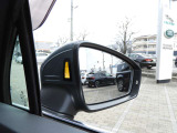 【ブラインドスポットアシスト】 車線変更アシスト機能。ドライバーの死角となる後方側面に車両を検知した際、ドアミラーに内蔵された警告灯が点滅しドライバーに注意を促します。