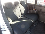 後部座席も気になるようなキズ・汚れやへたり等、大きなダメージはなく、良好な状態です。