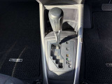 シフトレバーは運転席と助手席の間に設置されています。シンプルで簡単に操作できるので安心です