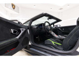 Roof lining and A-pillars in Alcantara