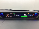 中央にデジタル表示のスピードメーターを配したハイブリット専用メーターになっています。左側のインフォメーション画面で燃費などの情報を確認できます。