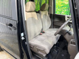 運転席シート廻りは使用感も少なく、良好な状態となっています。丁寧に使われていたことがよくわかりますね。後部座席も気になるようなキズ・汚れやへたり等、大きなダメージはなく、良好な状態です。