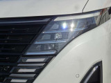【LEDヘッドライト】悪天候や夜間走行時も良好な視界を確保し安心して運転できる高輝度LEDヘッドライトを装備!点灯速度が早く、消費電力も抑えられています。