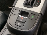 セレクトレバーの下に電子制御パーキングブレーキがあります。スイッチひとつで、停車した地点の傾斜などをシステムが検知・判断してブレーキ力を自動的に最適制御し、しっかり停車できるパーキングシステムです。