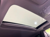 【サンルーフ】開放感たっぷりの希少装備、サンルーフが装着されています!車内に明かりを取り入れたり景色を楽しむ以外にも、車内の空気も簡単に換気できて快適です!