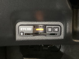 ハンドルの左下にETC2.0がついています。高速道路の料金所の通過も楽々です!。 カードの取り出しもしやすい場所についています。