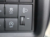 人や荷物を満載しても、対向車や先行車に迷惑をかけない、室内からヘッドライトの光軸を調整できます。