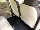 後部座席も気になるようなキズ・汚れやへたり等、大きなダメージはなく、良好な状態です。