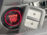【Hondaスマートキー】カバンやポケットに入れたままでもドアの施錠・解錠が可能なスマートキーを装備。エンジンのオン・オフ時もカギを取り出す必要が無いからとっても便利です♪