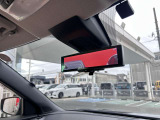 リアのカメラの画像を表示する『スマートルームミラー』で荷物いっぱいでも後部が見えます。 ディーラーオプション「前ドラレコ」も装備