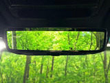 クリアサイトルームミラー ランドローバー初採用のテクノロジー。車体に装備したカメラによる後方映像がルームミラーに映し出されます。車両後方の様子をはっきりと確認できます。