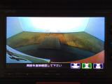 【バックカメラ】運転が苦手な方も車庫入れラクラクです!ギアをリバースに入れれば自動的に切り換わりますので、面倒な操作は不要です♪狭い駐車場もお車を傷つけず安心ですね!
