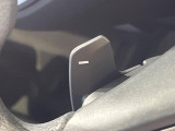 【パドルシフト】ハンドルから手を離さずに素早くシフトアップ&ダウンができるので、エンジンブレーキを使う下り坂や高速道路の合流で加速したい場面で役立ちます。