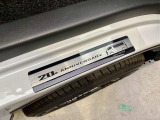 メーカーオプション設定の20TH記念スカッフプレートも付いております!