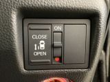 左側電動スライドドアは運転席からでも操作ができるように、ハンドル付近に開閉の操作スイッチが付いています。