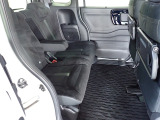 リアシートは足元も広々していて足を組めるほど余裕があります!又背もたれを左右別々に倒せるので長い物でも積めます。