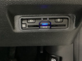 ハンドルの右下にETCがついています。高速道路の料金所の通過も楽々です!。 カードの取り出しもしやすい場所についています。