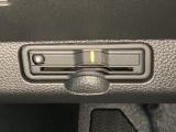 ハンドルの左下にETCがついています。高速道路の料金所の通過も楽々です。 カードの取り出しもしやすい場所についています。