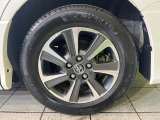 【純正アルミホイール】外観にマッチした純正アルミホイールを装着しております。各種社外アルミホイールや、スタッドレスタイヤも取扱いしております。是非ご相談ください♪