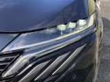 【LEDヘッドライト】悪天候や夜間走行時も良好な視界を確保し安心して運転できる高輝度LEDヘッドライトを装備!