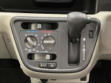 シフトレバーとエアコンの操作パネルをインパネに集約して、足元が広く使えるようになっています!