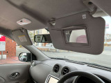 運転席助手席サンバイザー裏にバニティーミラーがあります。身だしなみチェックにお使いくださいませ。