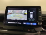 リバースギアに入れるだけで後方の表示へ切り替わります。夜間や雨の日の駐車も楽になりますよ。