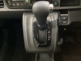 CVT車のセレクトレバーです。低速から高速まで、変速ショックのないスムーズな走りを実現するとともに、エンジン効率のよい領域を維持することで燃費にも貢献します。