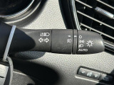 【オートライト(AUTO)】外の明るさをシステムが感知して、自動でヘッドライトが点灯します。ヘッドライトをつけ忘れを防ぐ便利機能です。