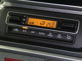 【オートエアコン】車内温度を感知して自動で温度調整をしてくれるのでいつでも快適な車内空間を創り上げます!どの席に座っても快適なドライブが楽しめます♪