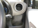 ペットボトルも置ける運転席ドリンクホルダー。エアコンの風で飲み物が適温に保たれます。