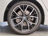 【BMWアロイホイル】軽量かつ強度に拘ったアロイホイル。走行性能ポテンシャルを引き出す設計。車の足元を引き締めてくれる大きなポイントはアロイホイルです。