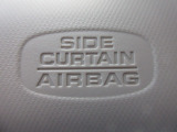 サイドカーテンエアバックシステムは、側面衝突時に大人から子供までさまざまな体格の乗員の頭部や頚部を広範囲で保護。特にセンターピラーへの頭部衝突を防ぐ展開性能を実現しています。