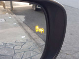{ブラインドスポットモニター}隣の車線を走る車両をレーダーで検知し、ドアミラーに搭載されたLEDインジケーターが点灯し注意を喚起してくれます。