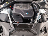 【BMWエンジン】革新的なガソリン・エンジン・テクノロジーによる高性能かつ高効率。レスポンスの良いパワーを発揮。常にスムーズな吸気を実現しアクセル開度にダイレクトに反応しドライビングを楽しく演出。