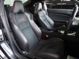 ☆ホールド性に優れた『BRZ』ロゴ入りコンビシート装備♪