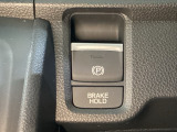 セレクトレバーの右に電子制御パーキングブレーキがあります。スイッチひとつで、停車した地点の傾斜などをシステムが検知・判断してブレーキ力を自動的に最適制御し、しっかり停車できるパーキングシステムです。