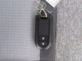 電子キーをポケットやカバンに入れているだけで、ドアの開錠・施錠が行えます。荷物を抱えていてもラクラク開閉です。エンジン始動も行えます。