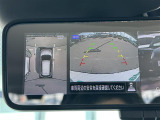 【パノラミックビューモニター】クルマを真上から見下ろした視点で駐車をサポートします。クルマの斜め後ろや真横など、いち早く障害物に気が付くことができます。