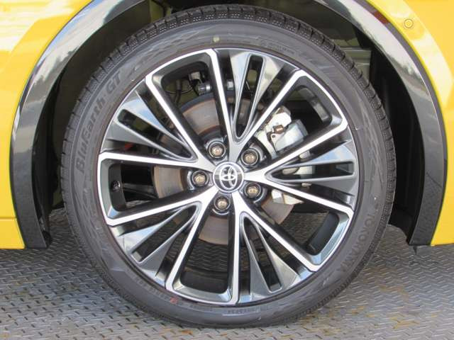 トヨタ プリウス 2.0 Z E-Four 4WD の中古車詳細 (1,000km, イエロー
