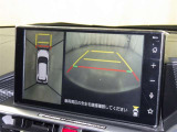 パノラミックビューモニターを装備。駐車場や交差点でクルマを真上から見るように周囲を確認できます。機能の詳細は販売店スタッフまでおたずねください。